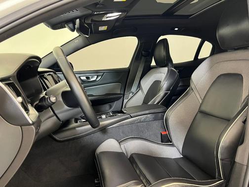 2024 Volvo S60 Recharge Plug-In Hybrid T8 Ultimate Black Edition
