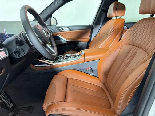 Mineral White Metallic 2027 BMW X7 xDrive40i