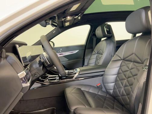 2026 BMW 740 i