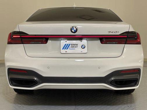 2022 BMW 740 i