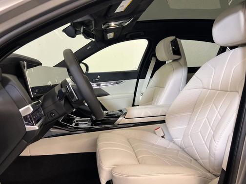 2026 BMW 740 i