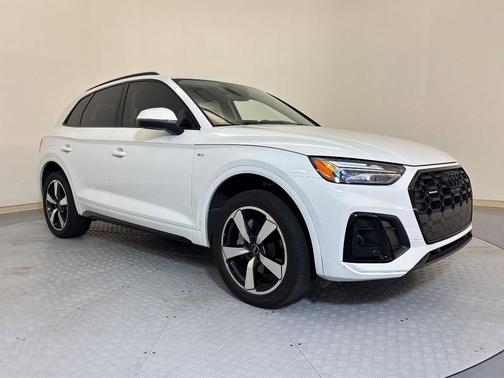 Glacier White Metallic 2023 Audi Q5 45 S line Premium Plus