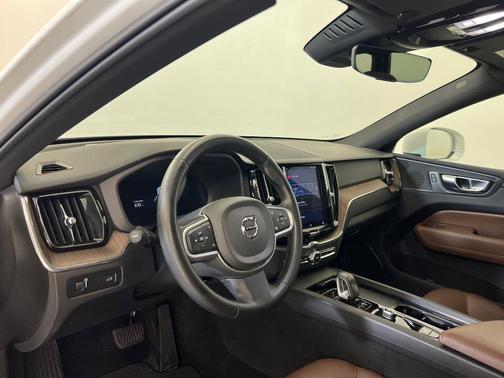 2022 Volvo XC60 B5 Momentum