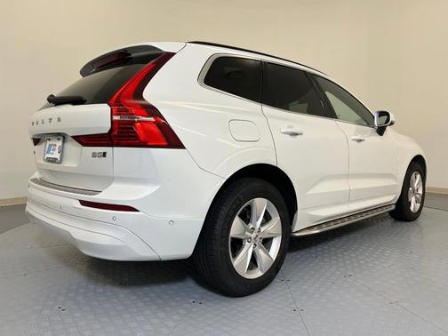 2022 Volvo XC60 B5 Momentum