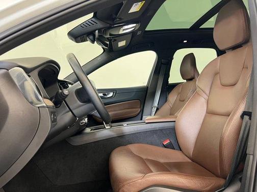 2022 Volvo XC60 B5 Momentum