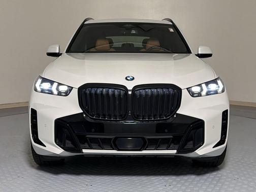 Mineral White Metallic 2024 BMW X5 sDrive40i