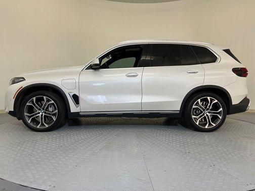 Mineral White Metallic 2025 BMW X5 PHEV xDrive50e