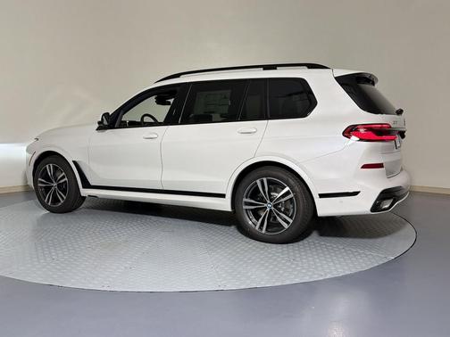 Mineral White Metallic 2027 BMW X7 xDrive40i