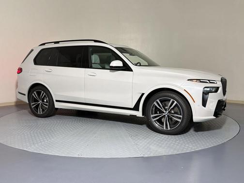Mineral White Metallic 2027 BMW X7 xDrive40i