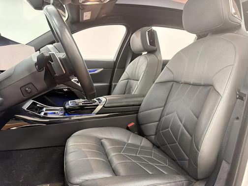 Mineral White Metallic 2024 BMW i7 xDrive60