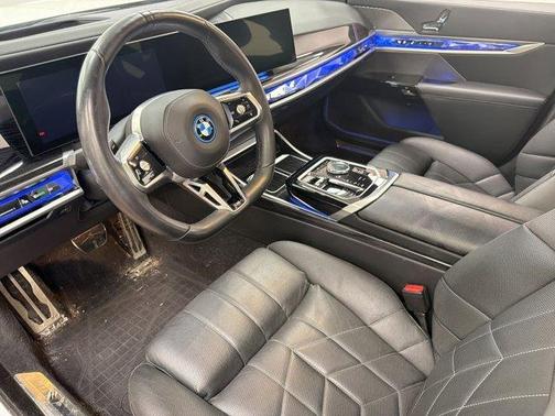 Mineral White Metallic 2024 BMW i7 xDrive60
