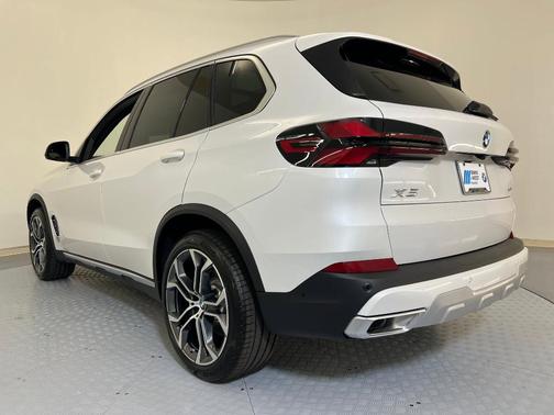 Mineral White Metallic 2026 BMW X5 sDrive40i
