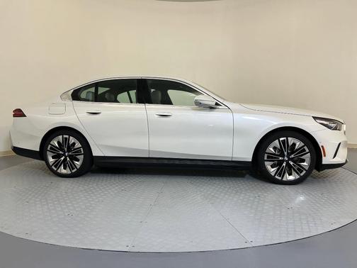 Mineral White Metallic 2026 BMW i5 eDrive40