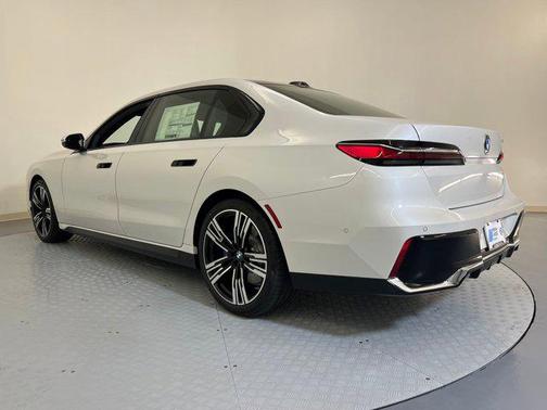 2026 BMW 740 i