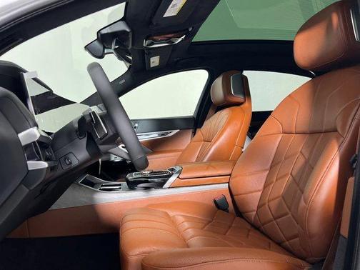 Mineral White Metallic 2026 BMW i7 EDrive50