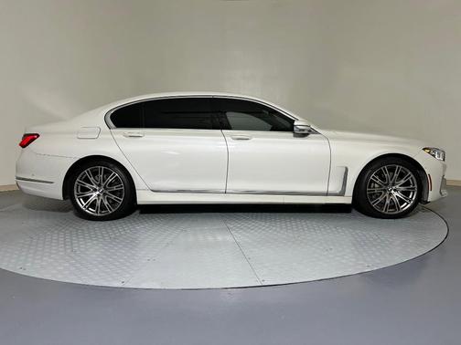 2022 BMW 740 i