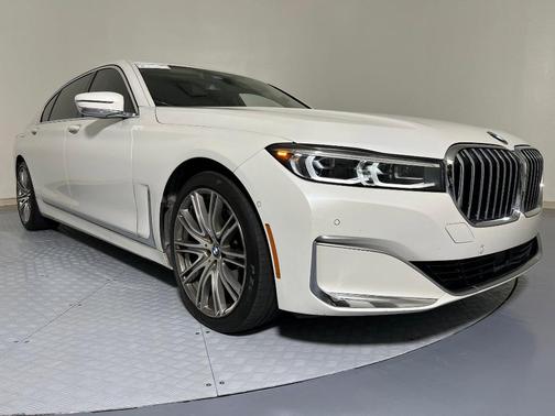 2022 BMW 740 i