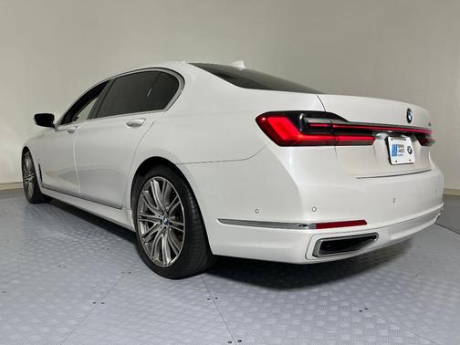 2022 BMW 740 i