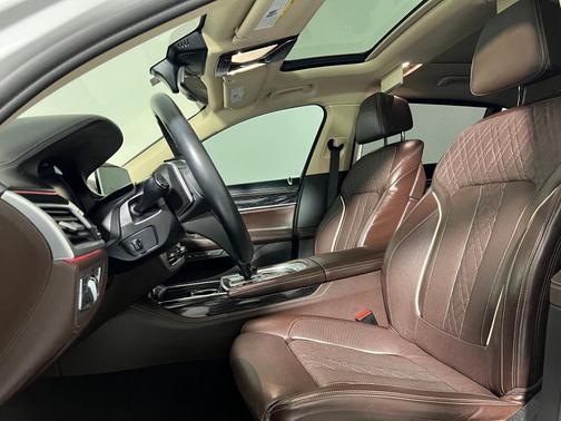 2022 BMW 740 i