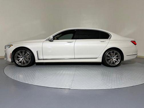 2022 BMW 740 i