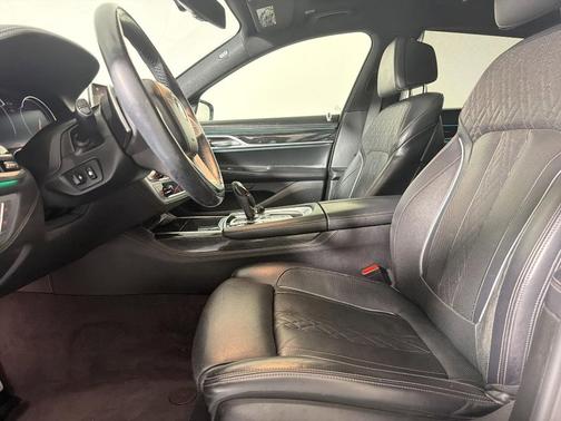 Mineral White Metallic 2019 BMW 750 i