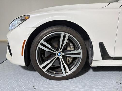 Mineral White Metallic 2019 BMW 750 i