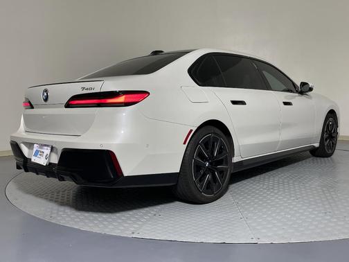 2025 BMW 740 i