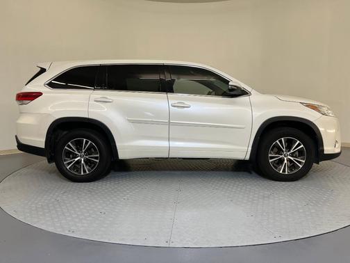 2017 Toyota Highlander LE