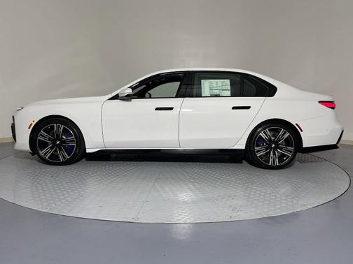 2025 BMW 740 i