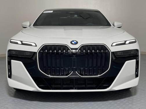 2025 BMW 740 i