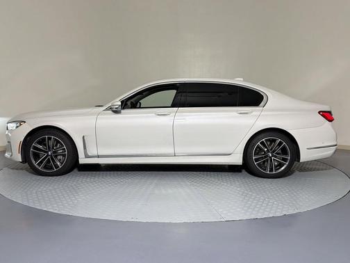 Mineral White Metallic 2022 BMW 750 i xDrive