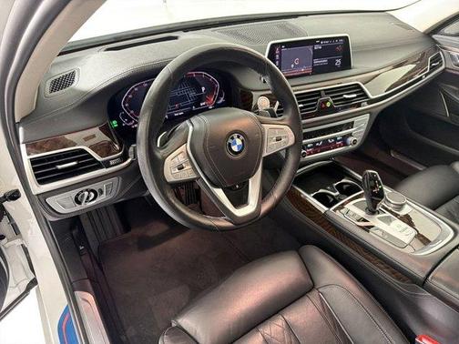 Mineral White Metallic 2022 BMW 750 i xDrive