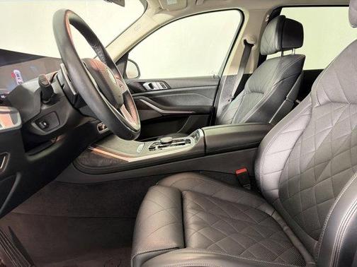 White 2025 BMW X7 xDrive40i