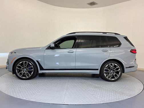Gray Metallic 2025 BMW X7 xDrive40i