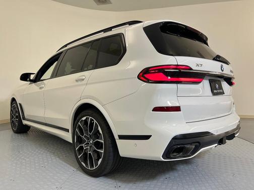 2023 BMW X7 M60i
