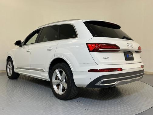 2022 Audi Q7 45 Premium Plus