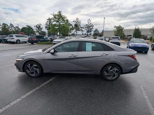 Metal 2025 Hyundai ELANTRA SEL Convenience