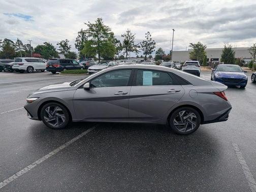 Metal 2025 Hyundai ELANTRA SEL Convenience