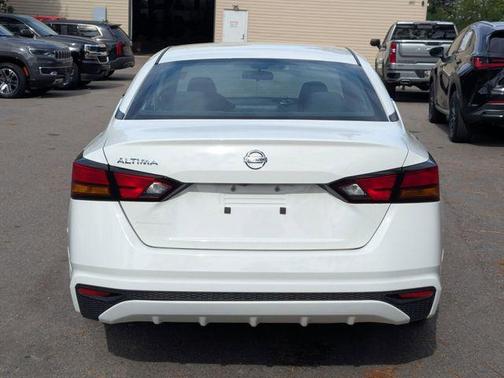 Glacier White 2022 Nissan Altima 2.5 S