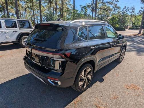 Deep Black Pearl Effect 2025 Volkswagen Taos 1.5T SE