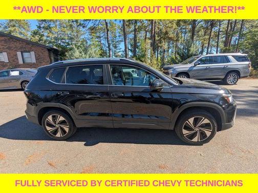 Deep Black Pearl Effect 2025 Volkswagen Taos 1.5T SE
