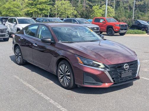 Garnet Pearl 2025 Nissan Altima SV