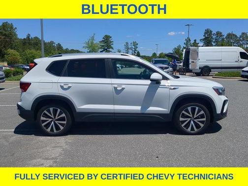Pure White 2024 Volkswagen Taos 1.5T SE
