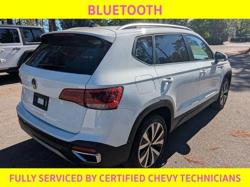 Pure White 2024 Volkswagen Taos 1.5T SE