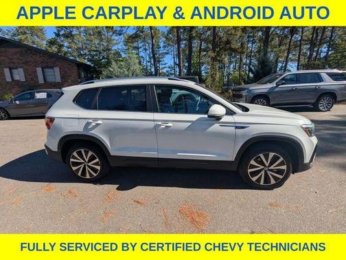 Pure White 2024 Volkswagen Taos 1.5T SE