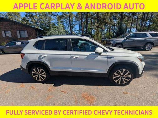Pure White 2024 Volkswagen Taos 1.5T SE