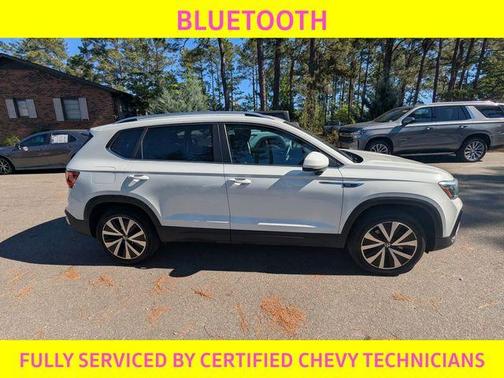 Pure White 2024 Volkswagen Taos 1.5T SE