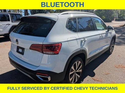 Pure White 2024 Volkswagen Taos 1.5T SE