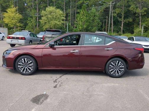 Garnet Pearl Me 2024 Nissan Altima 2.5 SV