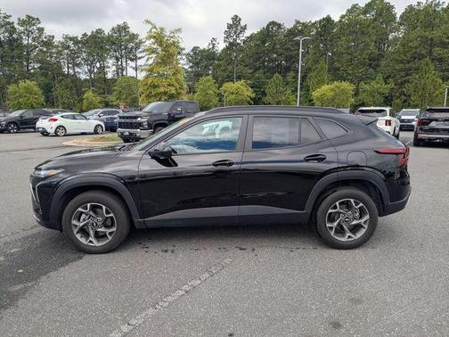 Mosaic Black Metallic 2025 Chevrolet Trax LT